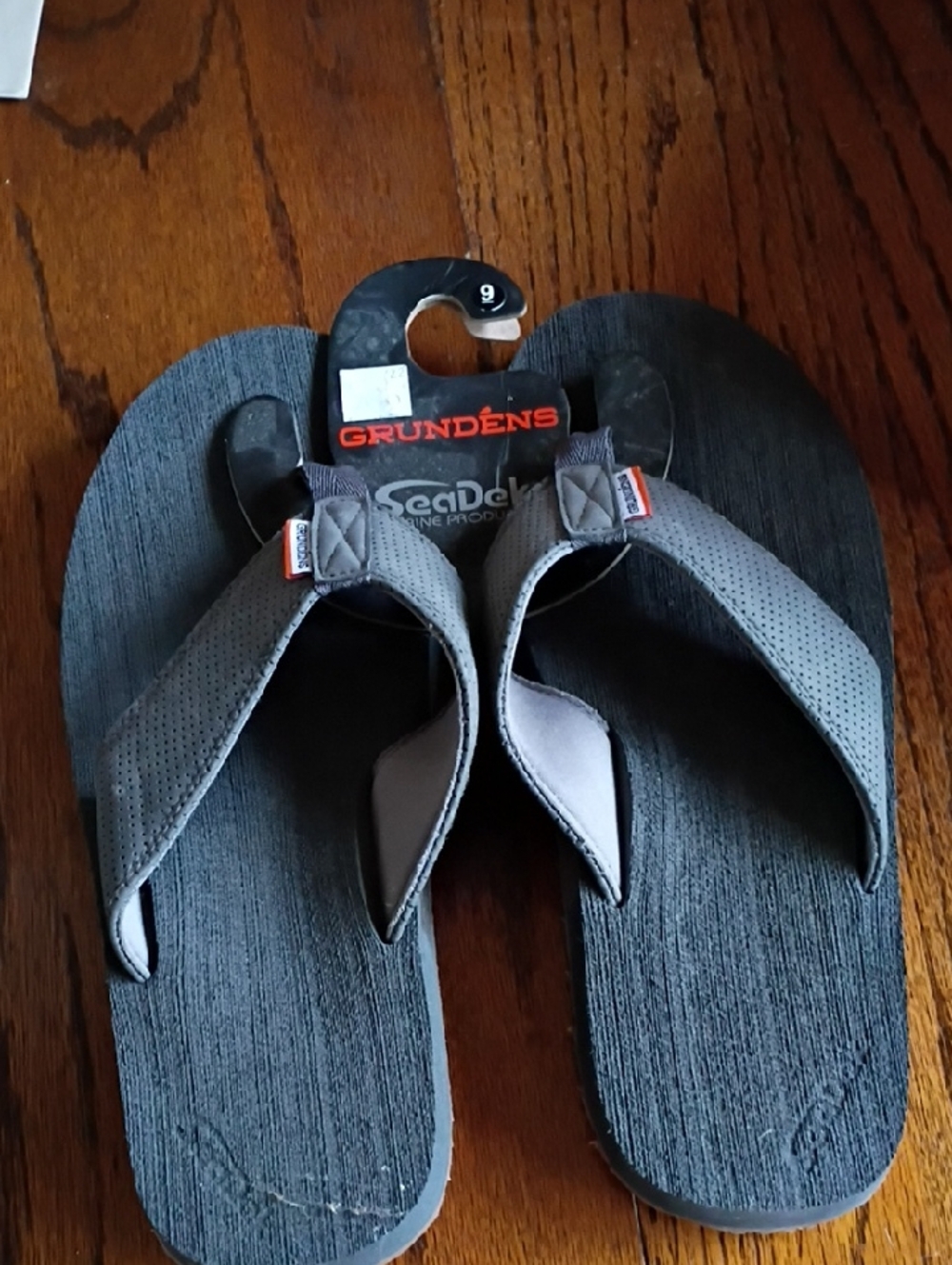 Grundens Men’s Gray Flip Flops – Breathable Casual Sandals